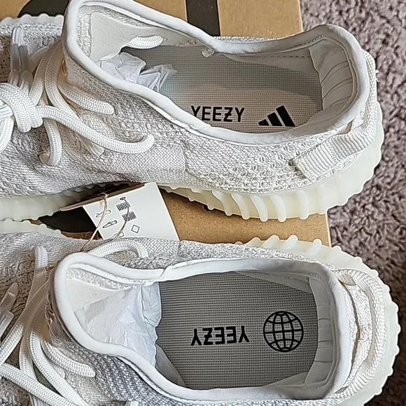 *** SOLD*** Yeezy Boost  350 V2 - Picture 3 of 3